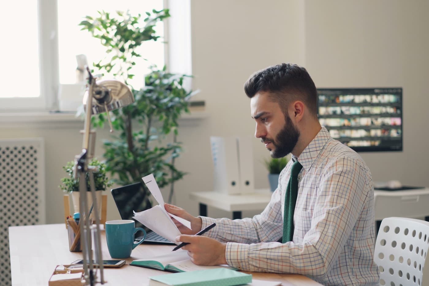 HR and IT team coordinating a scheduled employee offboarding workflow with a checklist